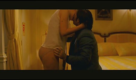 Con điếm già sẽ giúp một cô tai phim sex nhat ban ve may gái trẻ với một đúng, thổi kèn,