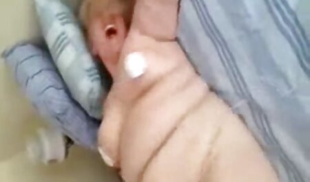 Đẹp đồng vuốt ve trẻ em gái châu Á trên một bãi biển paradisiacal sex hay nhật