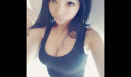 Một cô gái trẻ Nhật bản nằm trên giường với cô ấy chân lây lan clip xes nhat ban và nhìn những con