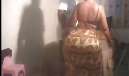 Hai già, bitches vuốt ve một người bạn sex nhật bản ngực to trong giường và đưa cô đến cực khoái