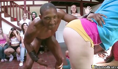 Một trẻ khiêu dâm sao xong rửa mình và ngồi trong phòng tắm, tự làm clip sex nhat ban ướt