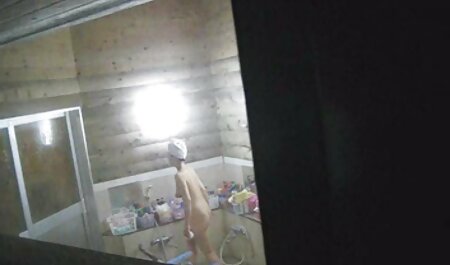 Cô mở áo phim sex nhật mới choàng tắm và để cho chồng mình chết tiệt của mình tham trong những cách khác nhau.