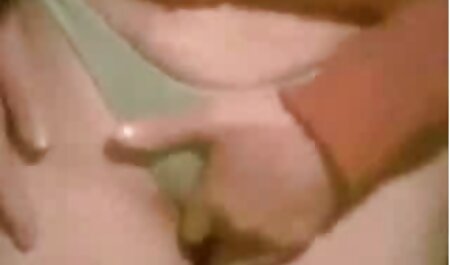 Một tán tỉnh sex nhat ban cot truyen người phụ nữ trẻ tiếp cận một người hàng xóm và buộc ông phải fuck her